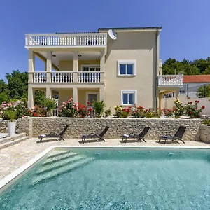 Haus Lilli Mit Pool Appartement